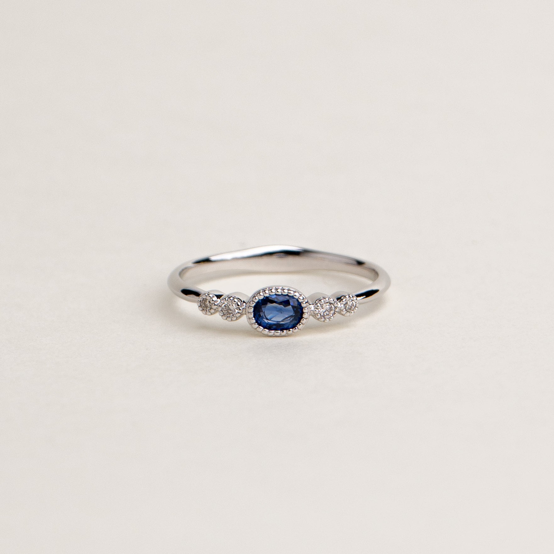 OVAL SAPPHIRE RING