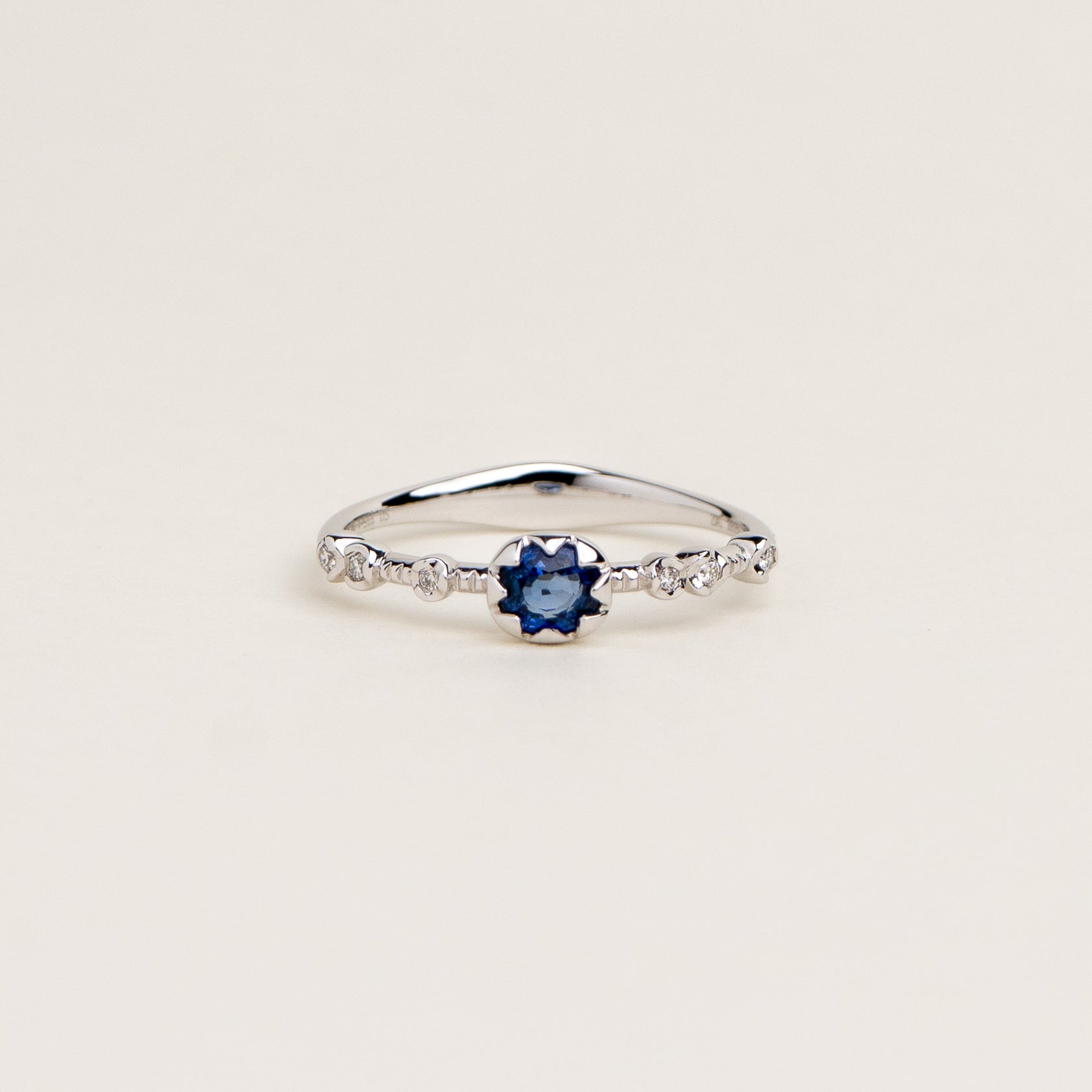 ROUND SAPPHIRE RING