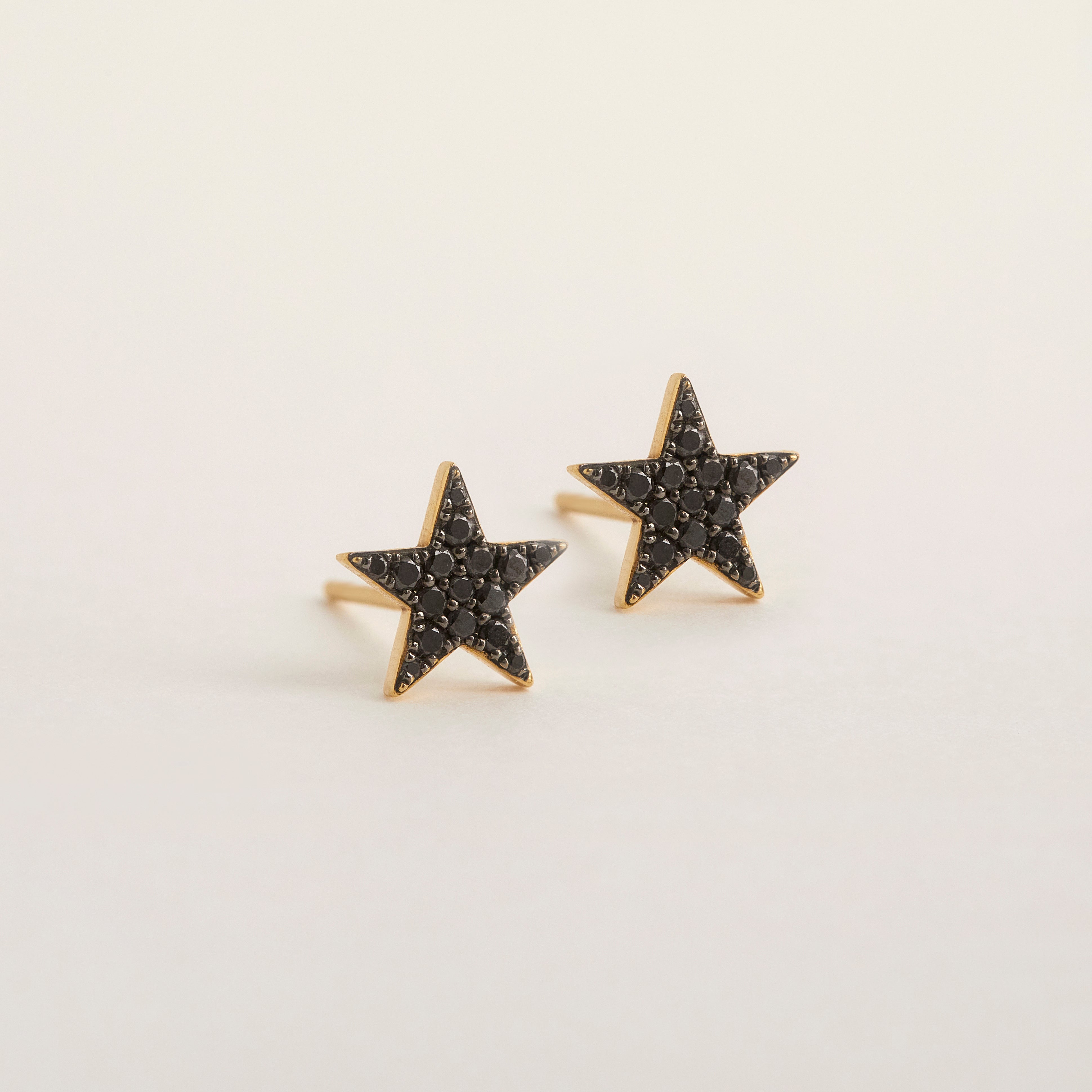 STUD ESTRELLAS NEGRAS